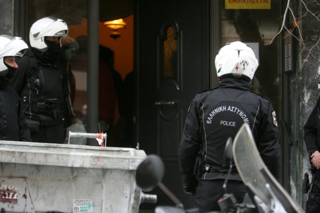Ανατριχιαστική υπόθεση στου Ζωγράφου – Μάνα και κόρη ζούσαν με το πτώμα του πατέρα στο σπίτι