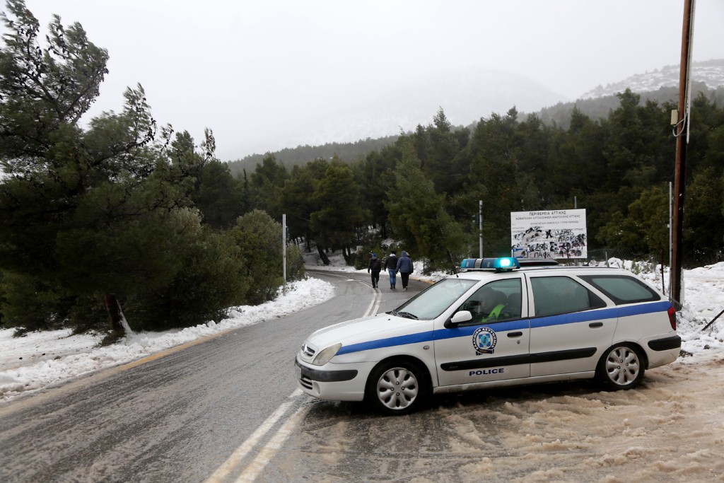 Η κακοκαιρία “Φίλιππος” έφερε χιόνια και τσουχτερό κρύο – Διακοπή κυκλοφορίας στην Πάρνηθα