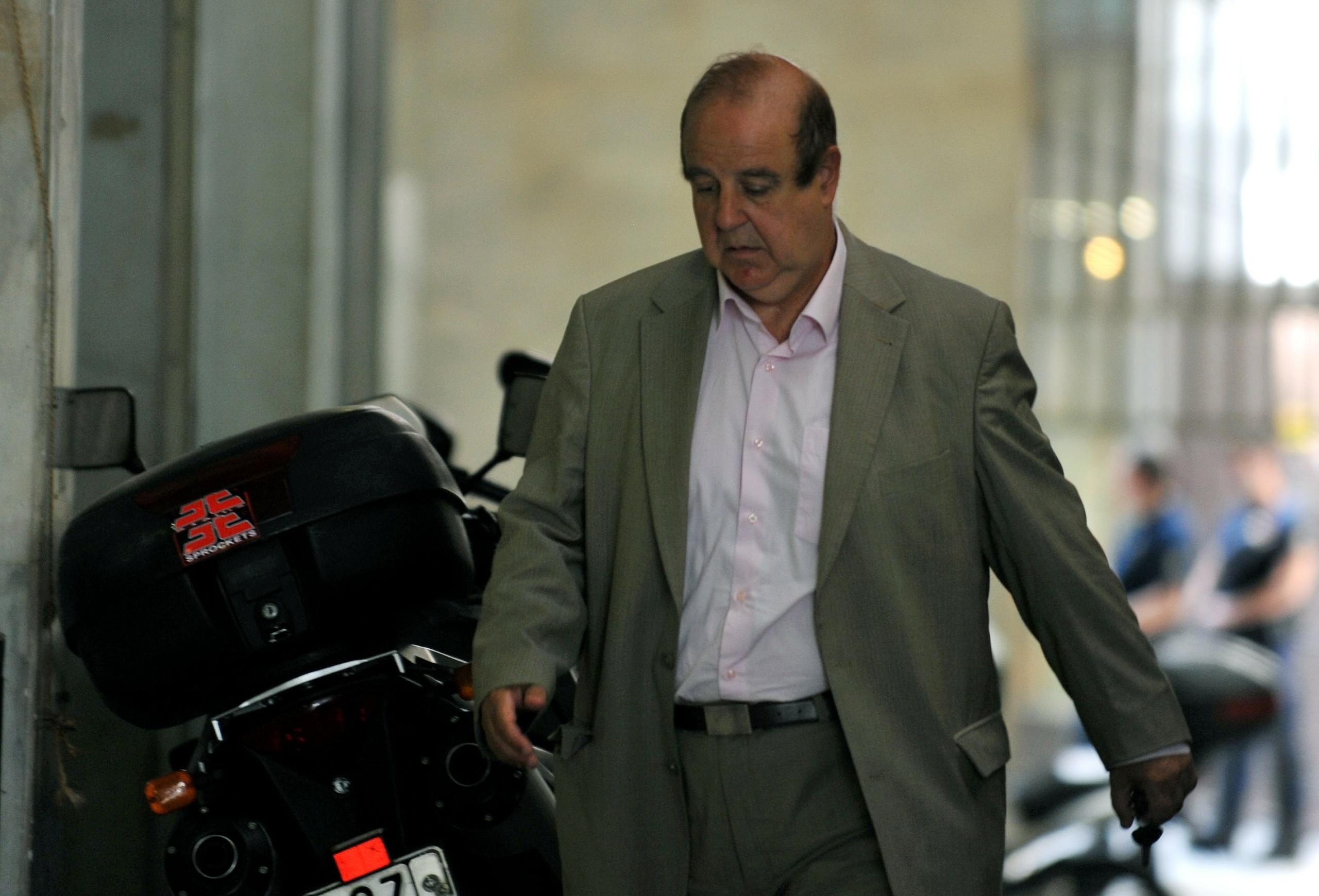 Ο Παύλος Χαϊκάλης αποχαιρέτησε τον αδελφό του – Θλίψη στην κηδεία (pics)