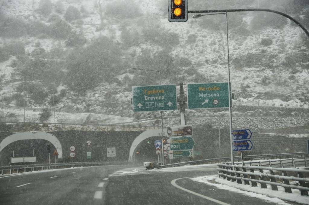 Σαρώνει η κακοκαιρία “Φίλιππος” – Κλειστά σχολεία και προβλήματα στην Εγνατία οδό (vids)
