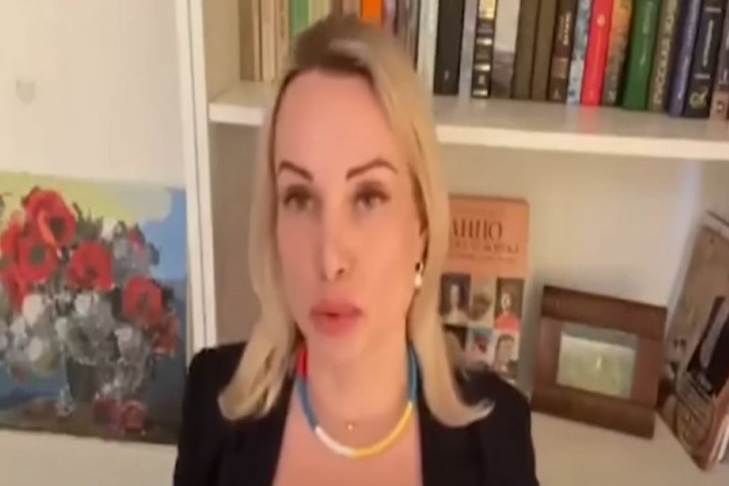 Ρωσίδα δημοσιογράφος καλεί τους Ρώσους να καταγγείλουν την εισβολή στην Ουκρανία – “Οι καιροί είναι πολύ σκοτεινοί και πολύ δύσκολοι”