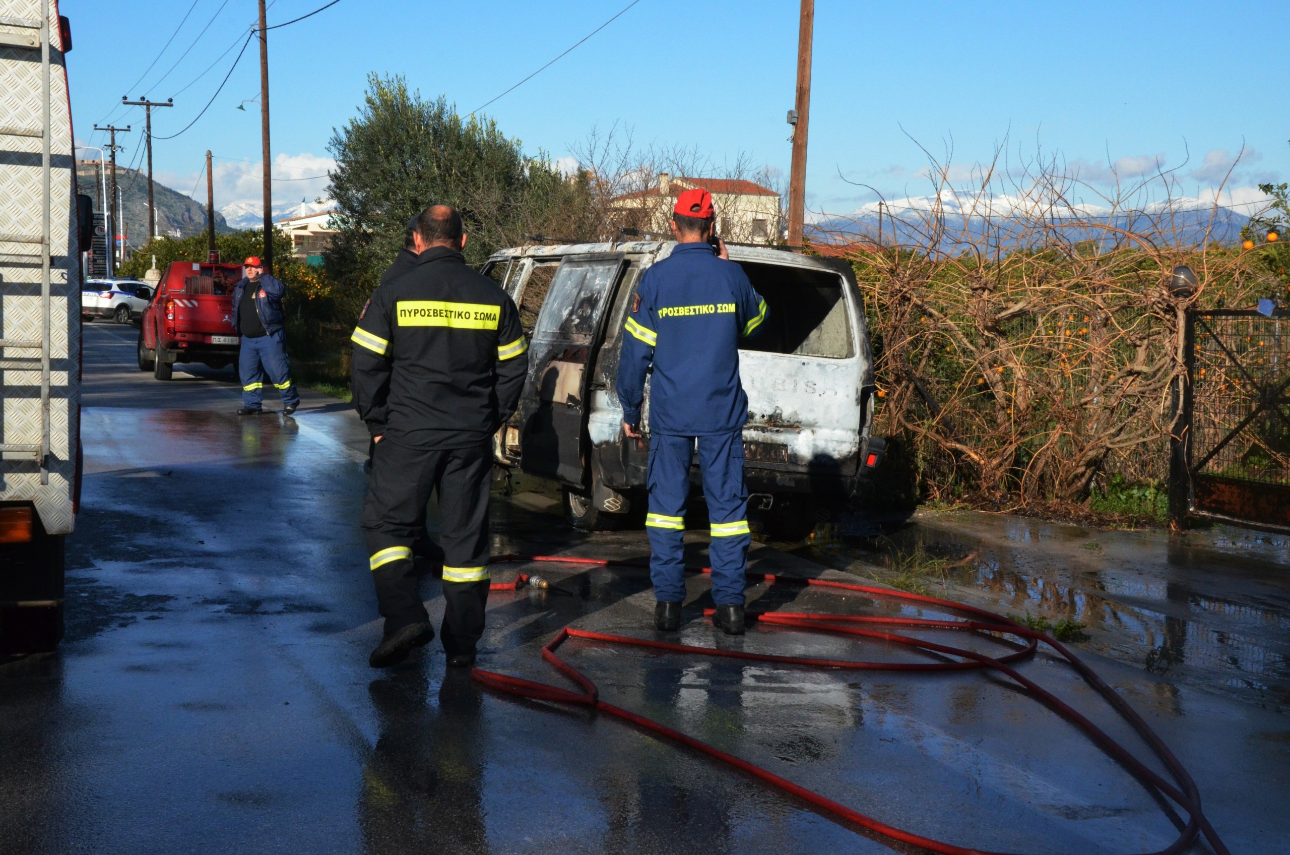 Σοκαριστικό τροχαίο στη Θεσσαλονίκη – Βαν συγκρούστηκε με νταλίκα και τυλίχθηκε στις φλόγες (pic)