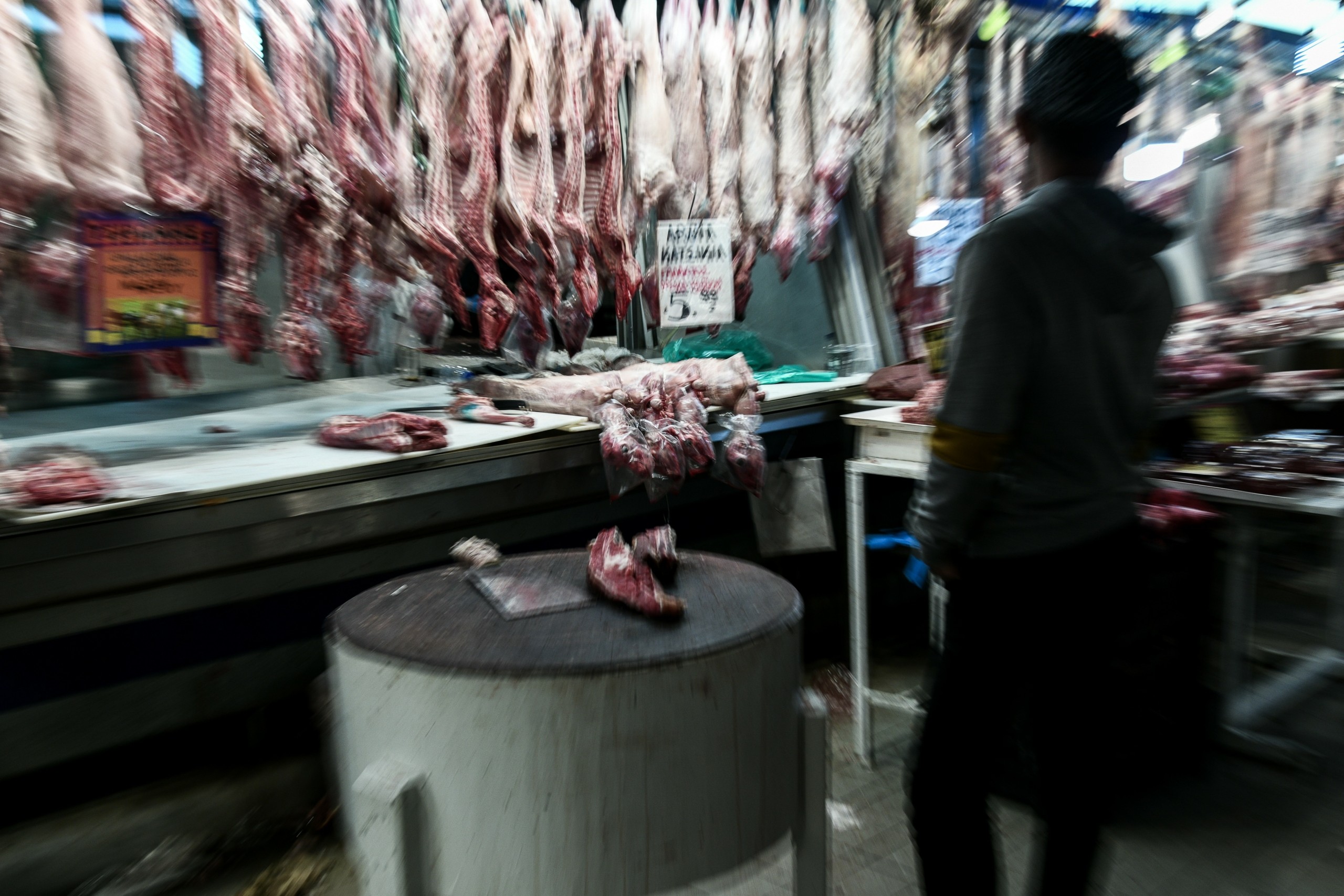 Διάρρηξη σε κρεοπωλείο στη Θεσσαλονίκη – Πήραν μετρητά και… μοσχαράκι (vid)
