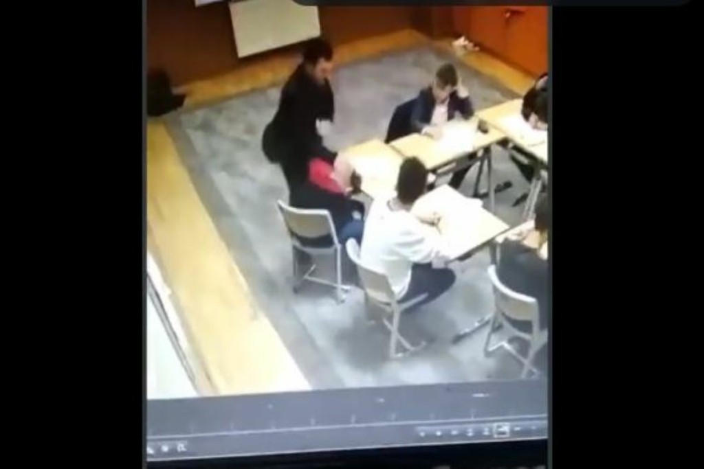Σάλος στην Τουρκία – Βίντεο δείχνει δάσκαλο να χτυπά μαθητές και εκείνα σκύβουν το κεφάλι!