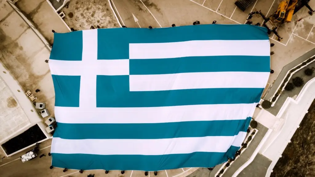 Υπενθύμιση Βορίδη για τις ελληνικές σημαίες – Δεν τις πετάμε στα σκουπίδια
