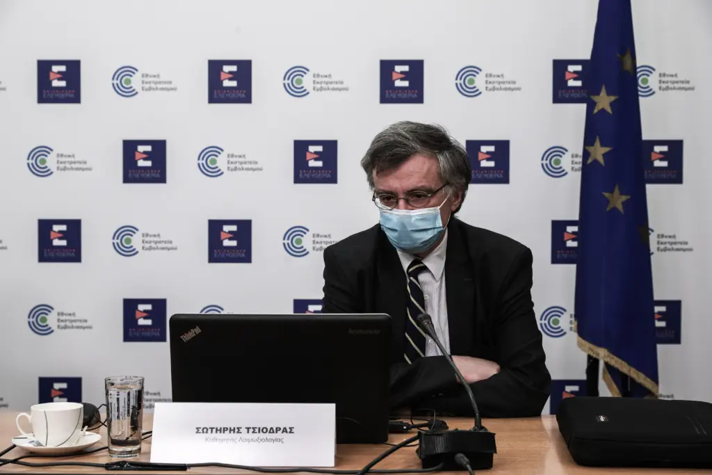 Ο Τσιόδρας επανεμφανίστηκε και προειδοποιεί – “Δεν αποκλείεται νέα μετάλλαξη κορονοϊού”