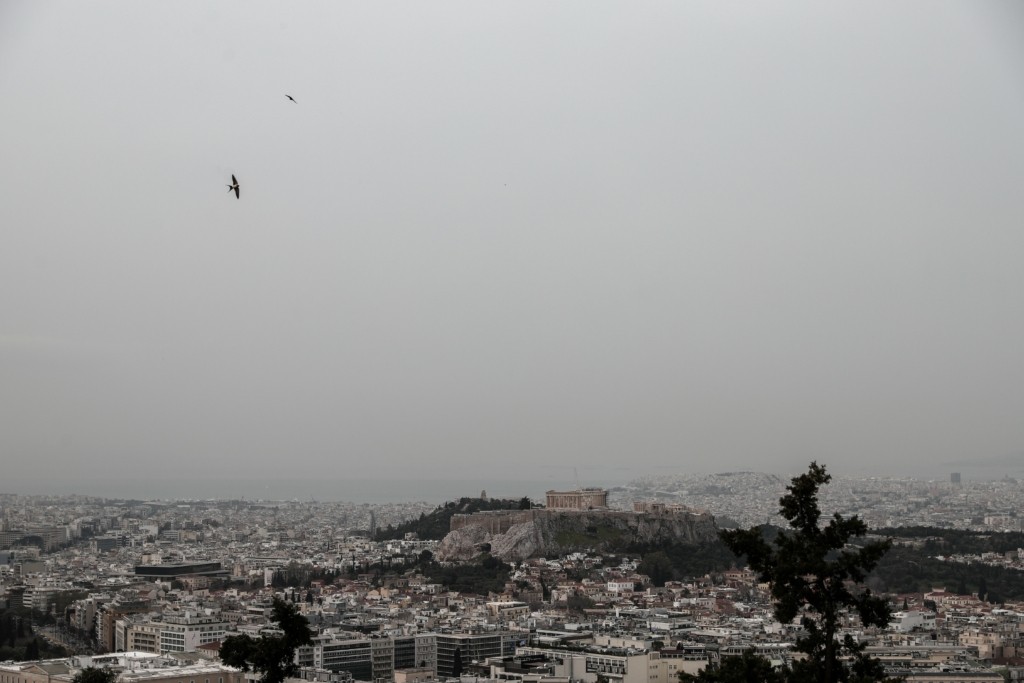 Η αφρικανική σκόνη “πνίγει” τη χώρα – Στους 22 βαθμούς θα “σκαρφαλώσει” ο υδράργυρος
