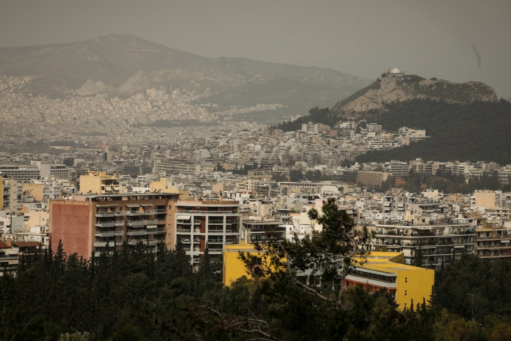 “Πνίγει” την Ελλάδα η αφρικανική σκόνη – Πότε θα κορυφωθεί το φαινόμενο