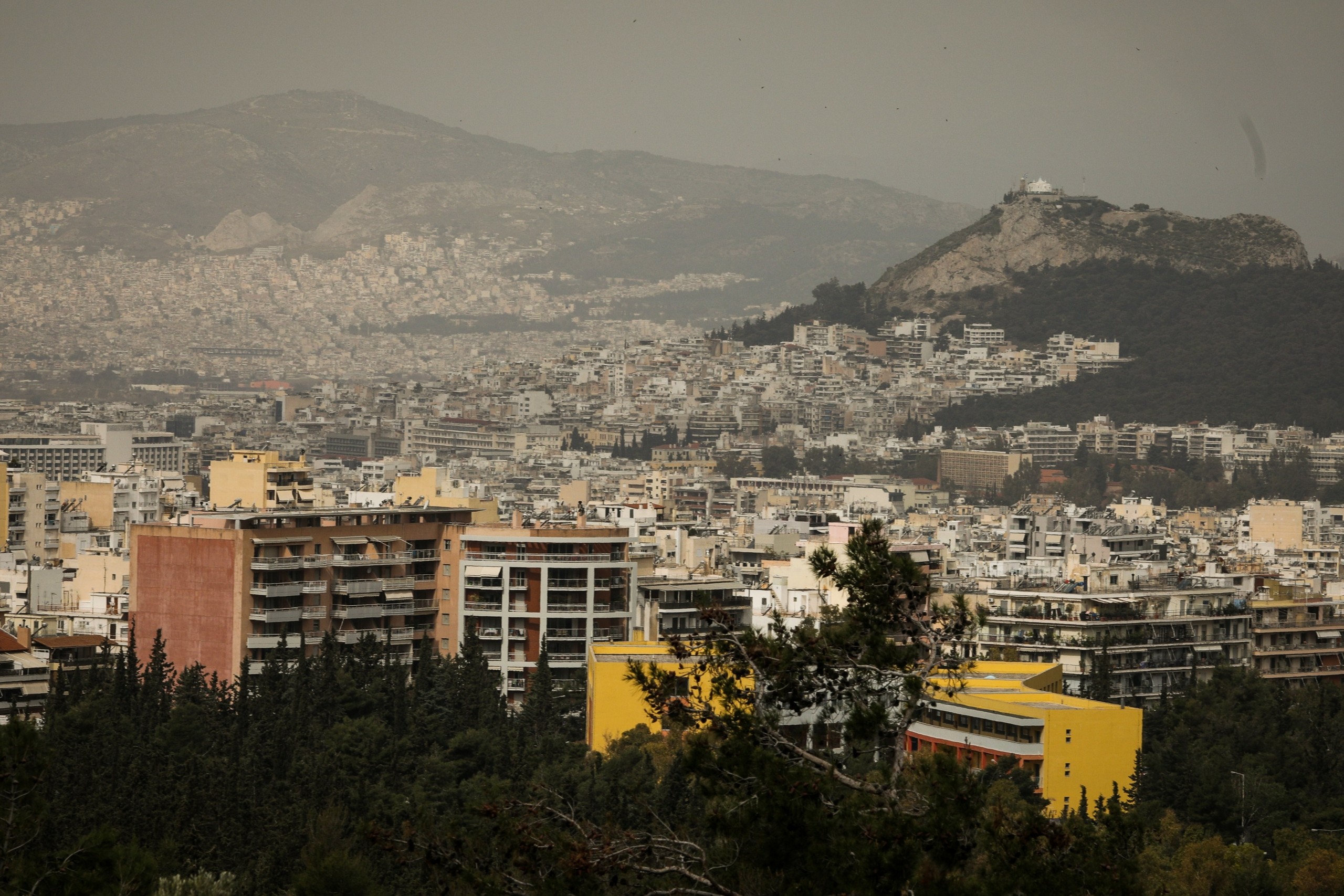 “Πνίγει” την Ελλάδα η αφρικανική σκόνη – Πότε θα κορυφωθεί το φαινόμενο