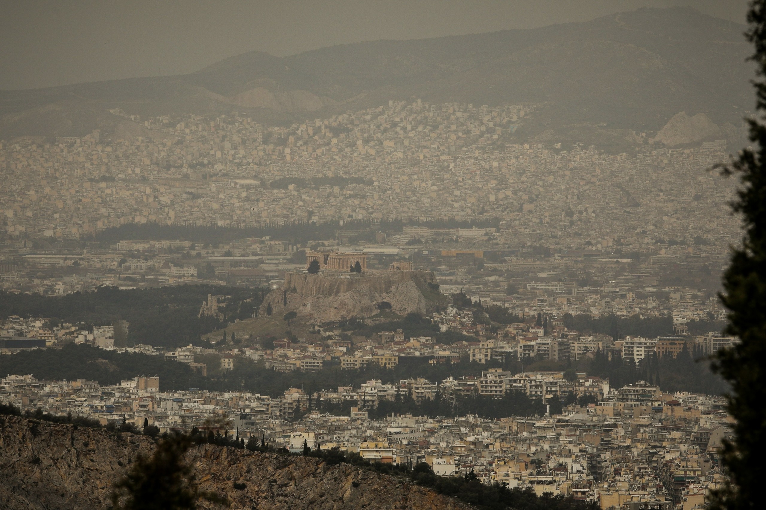 Άστατος ο καιρός με αφρικανική σκόνη, λασποβροχές και υψηλές θερμοκρασίες
