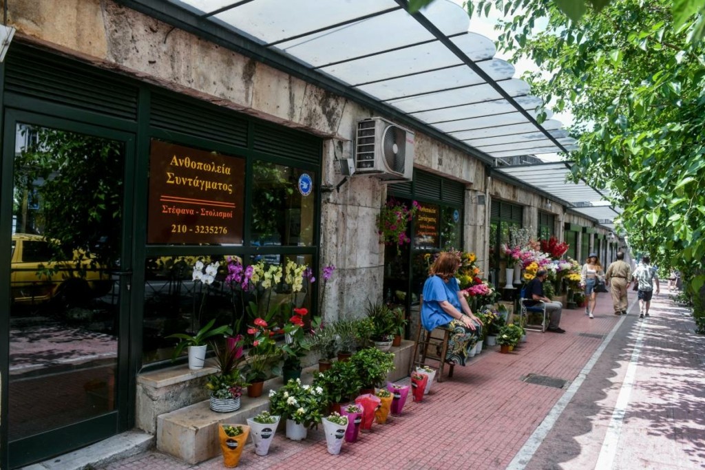 Αναβιώνουν τα ιστορικά λουλουδάδικα της Βουλής – Ξεκίνησαν μαζί με το μνημείο του Αγνώστου Στρατιώτη το 1932
