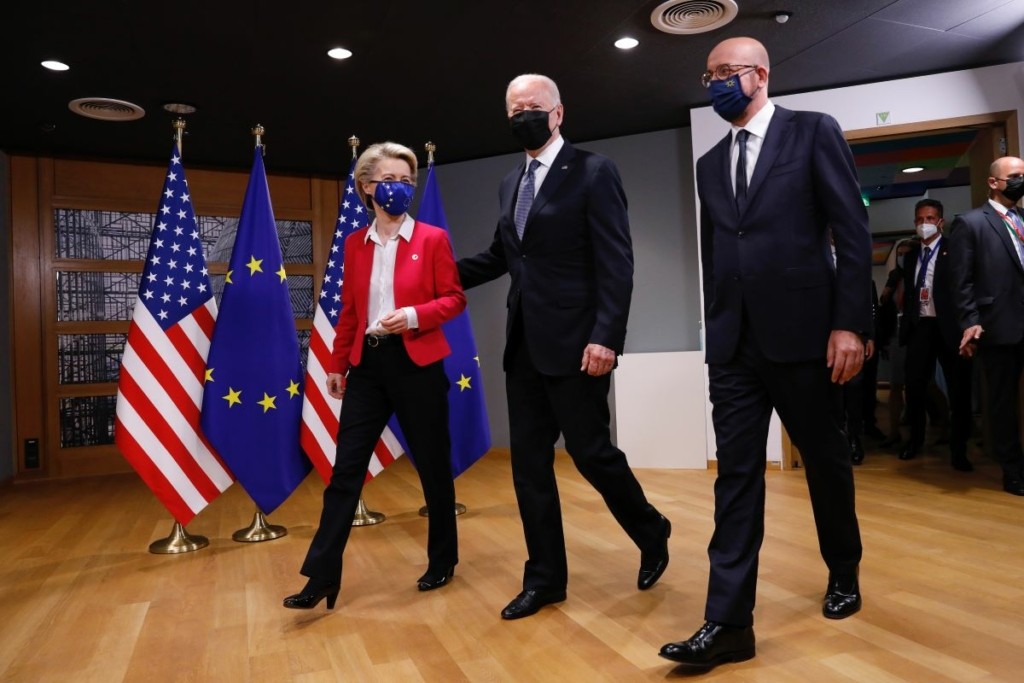“Βόμβα” των Financial Times – Συμφωνία “μαμούθ” ΕΕ – ΗΠΑ για φυσικό αέριο από την Αμερική