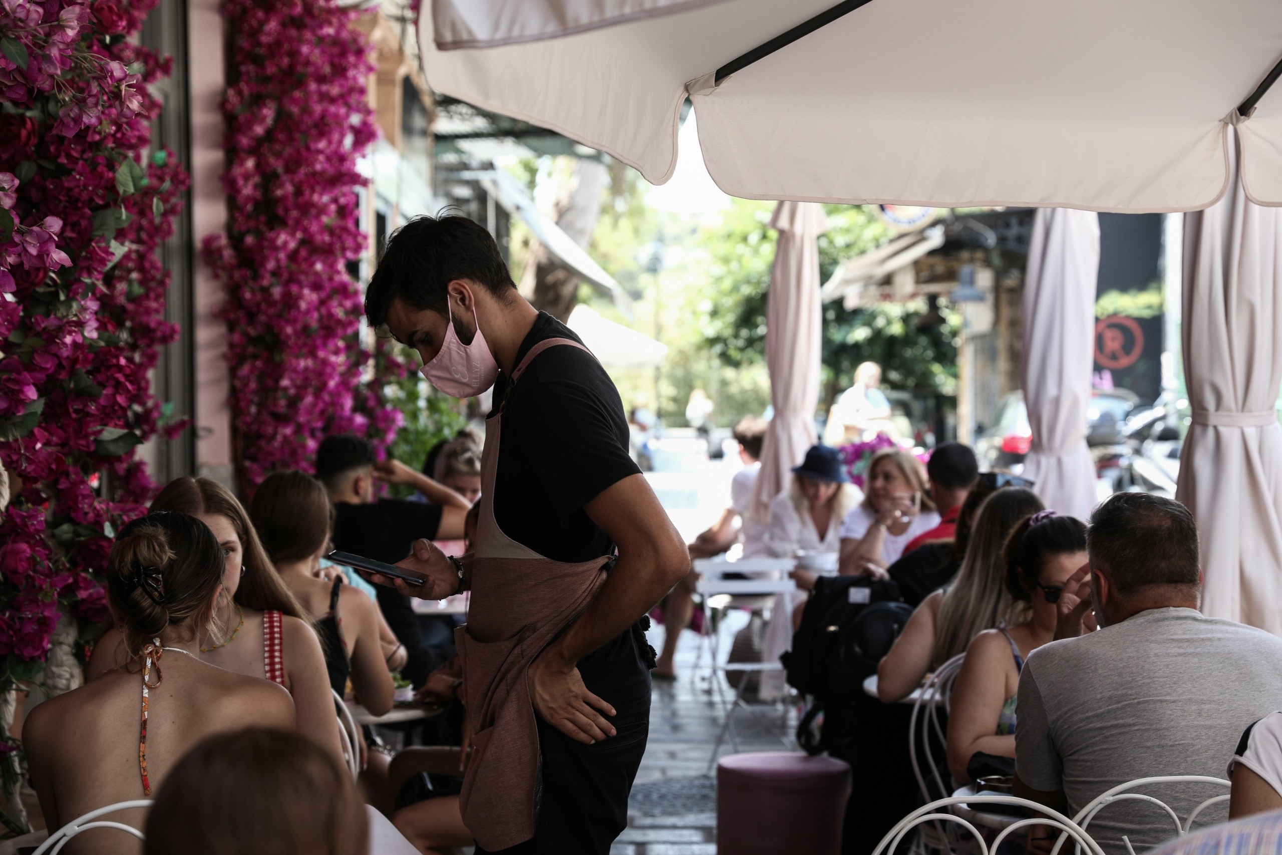 Έρχεται νέα χαλάρωση μέτρων – Οι εισηγήσεις της Επιτροπής – Τι θα γίνει με το πιστοποιητικό εμβολιασμού