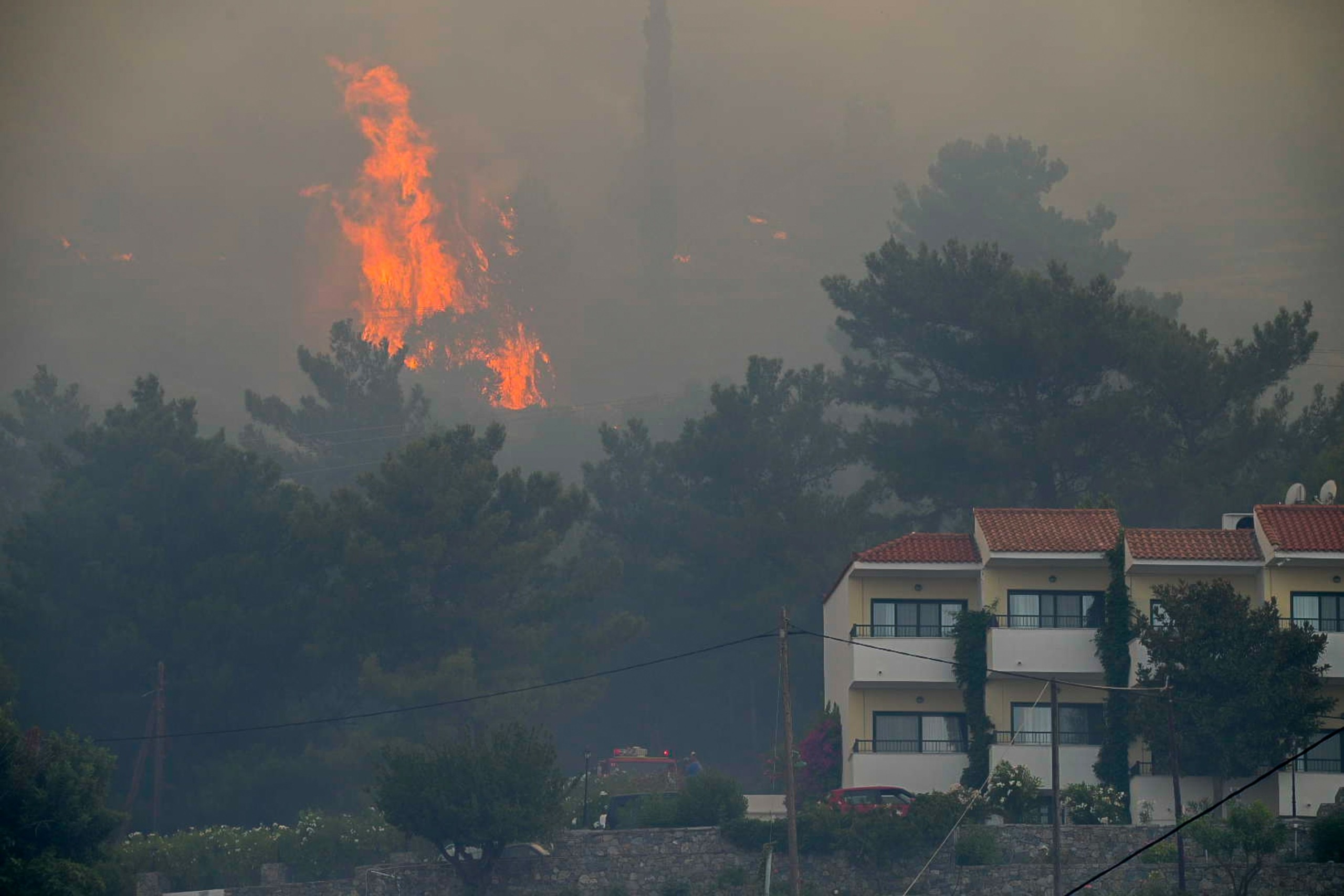 Συνεχίζει να καίει η φωτιά στη Σάμο – Ξεκίνησαν ρίψεις από Canadair (vids)