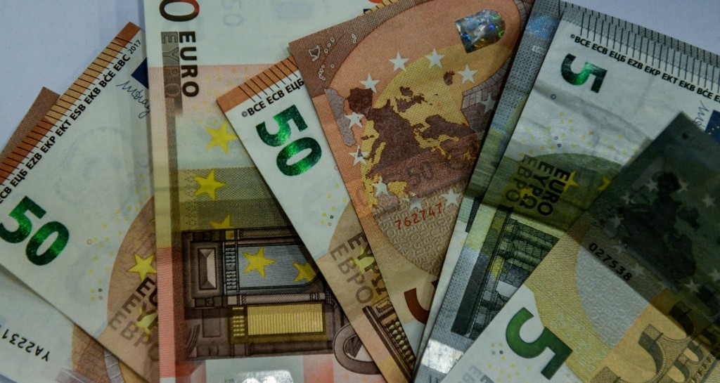 “Κληρώνει” για 1,74 εκατ. δικαιούχους η επιταγή ακρίβειας – Τα κριτήρια και οι δικαιούχοι (vid)