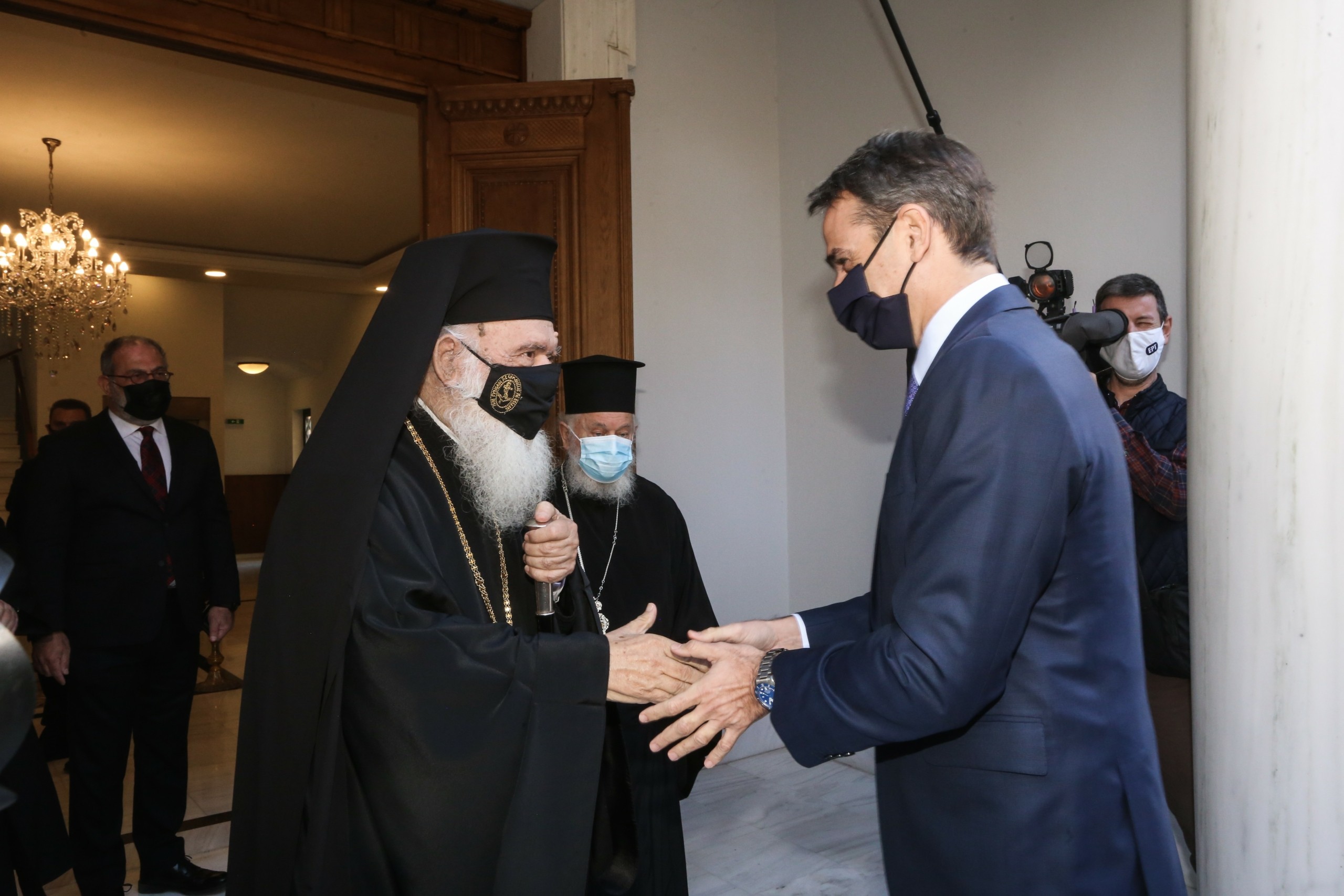 Ο Αρχιεπίσκοπος τηλεφώνησε στον Μητσοτάκη για περαστικά