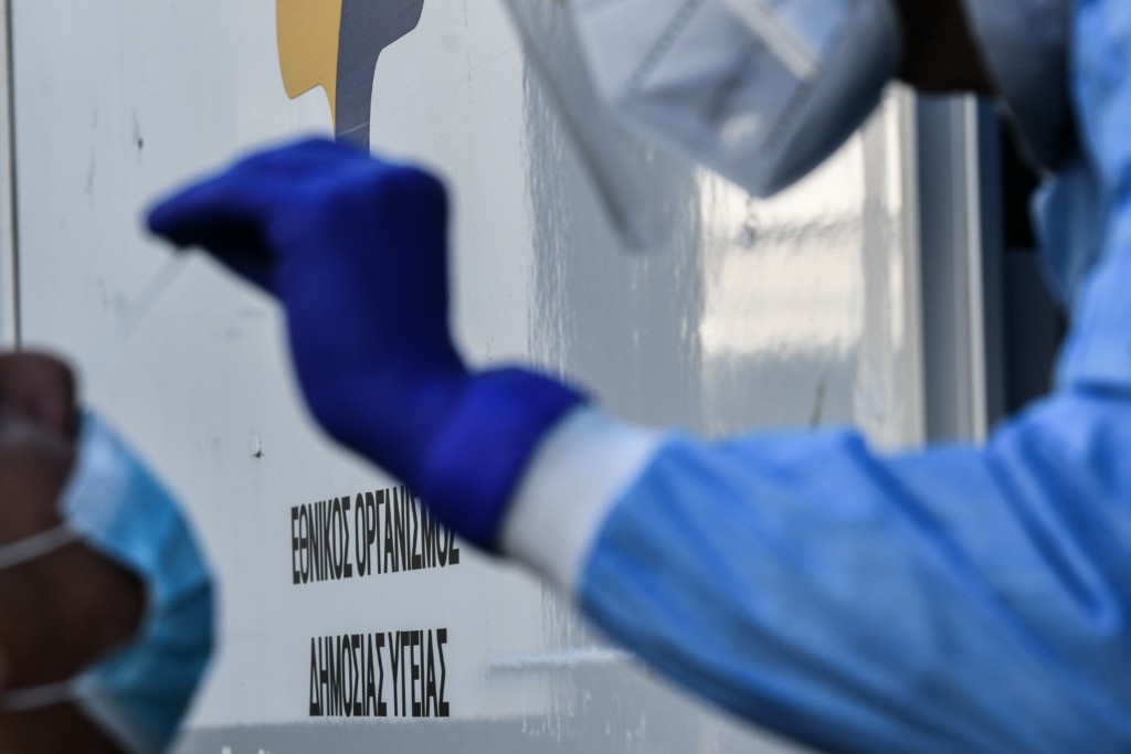 Γιατί η ανακοίνωση των κρουσμάτων θα είναι πλέον εβδομαδιαία – Ο ΕΟΔΥ εξηγεί