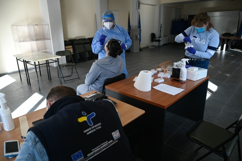 Μεγάλη άνοδος στους θανάτους από κορονοϊό – Στα 16.558 τα κρούσματα το Σάββατο – 341 οι διασωληνωμένοι