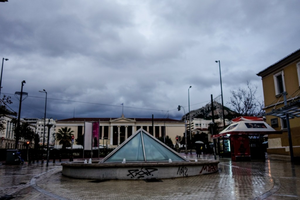 Τοπικές βροχές και συννεφιά τη Δευτέρα