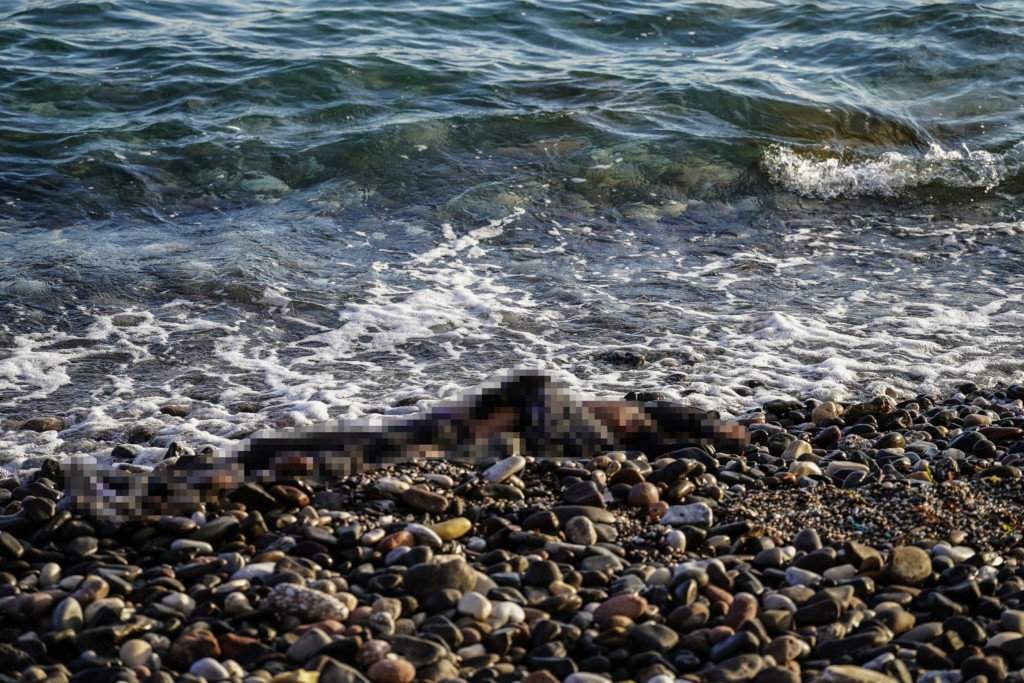 Νέο ναυάγιο με μετανάστες στο Αιγαίο – Ξεβράστηκαν τουλάχιστον έξι σοροί στη Μυτιλήνη (pics)
