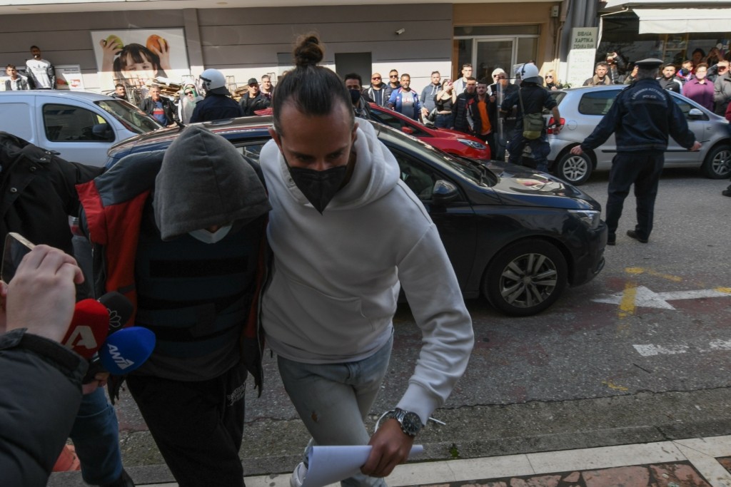 Στον εισαγγελέα ο 60χρονος για τη δολοφονία της οικογένειας στην Ανδραβίδα – “Δεν ήταν τα χρήματα, αλλά κάτι πολύ πιο σοβαρό” (vid)
