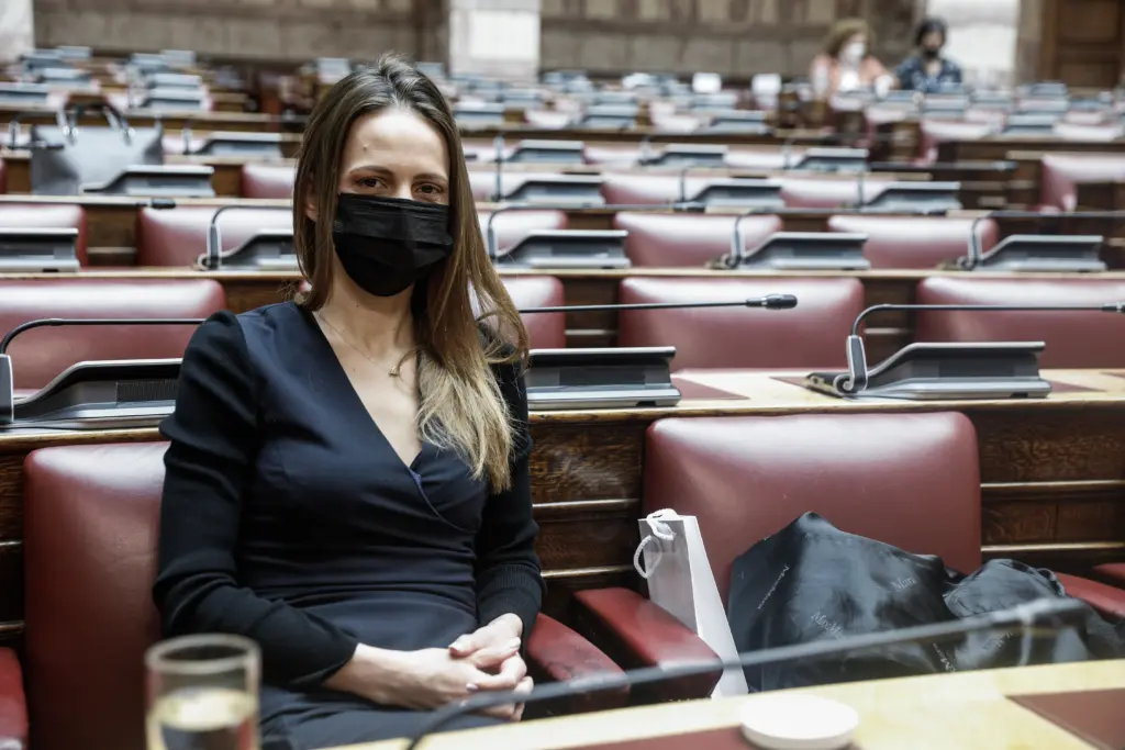Αχτσιόγλου κατά κυβέρνησης – “Επιβάλλει πλαφόν μόνο στον μισθό”