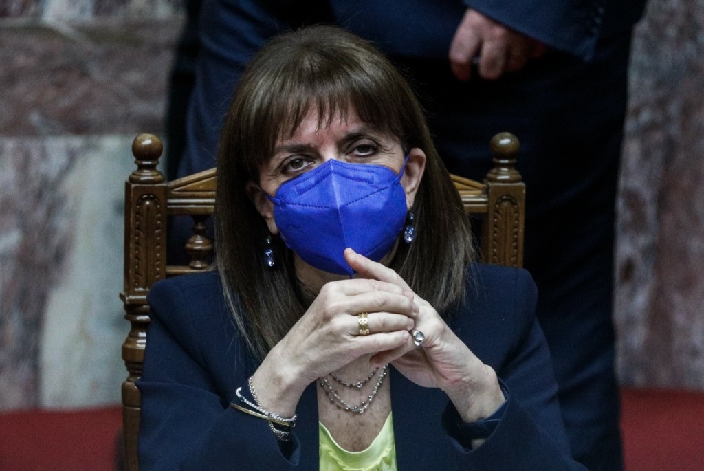 Ντυμένη στα χρώματα της Ουκρανίας η Κατερίνα Σακελλαροπούλου στη Βουλή (pics)