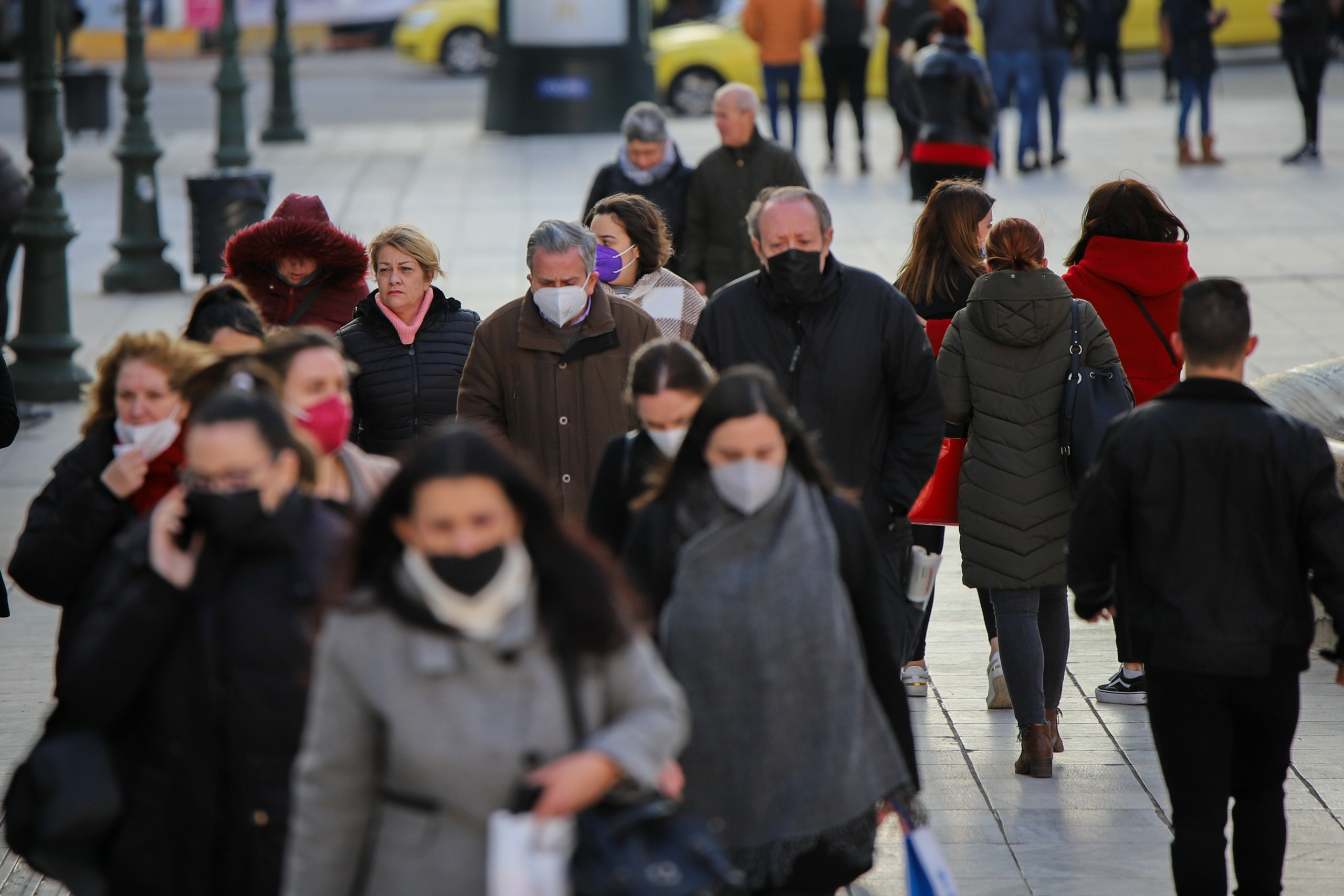 Σχεδόν 13.500 νέα κρούσματα την Κυριακή – Παραμένουν στα ύψη θάνατοι και διασωληνωμένοι