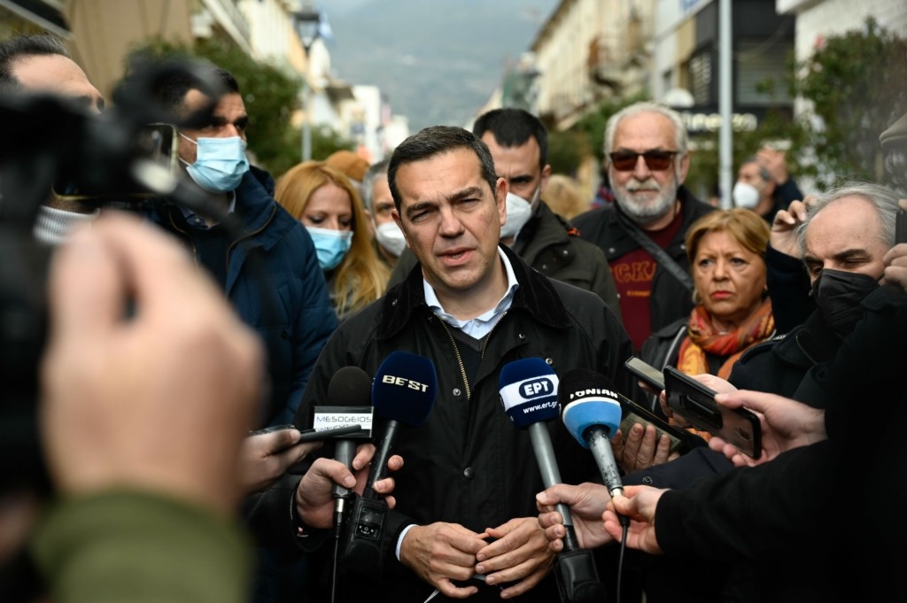 Τσίπρας κατά Μητσοτάκη – “Αντί να στέλνει επιστολές στην ΕΕ, ας εφαρμόσει εδώ μέτρα”