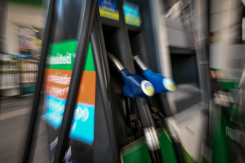 Διευκρινίσεις Σταϊκούρα για την επιδότηση καυσίμων – Τι ισχύει για οικογένειες με δύο ΙΧ