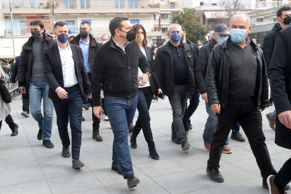 Η στιγμή που ο Τσίπρας δίνει χρήματα σε μουσικούς του δρόμου (vid)