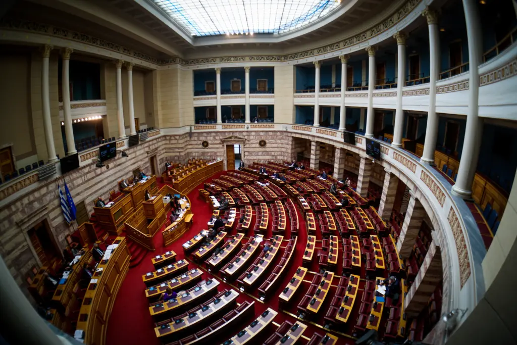 Μετωπική Μητσοτάκη και Τσίπρα για τα μέτρα κατά της ακρίβειας στη Βουλή – Τι θα συζητηθεί (vid)