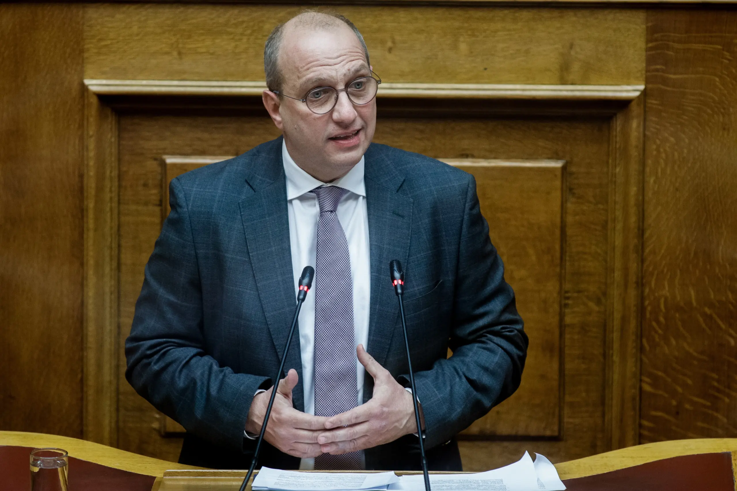 Σύσκεψη υπό τον πρωθυπουργό τη Δευτέρα για τα αποθέματα – Κανονικά θα εισπραχθούν τα πρόστιμα από τους ανεμβολίαστους