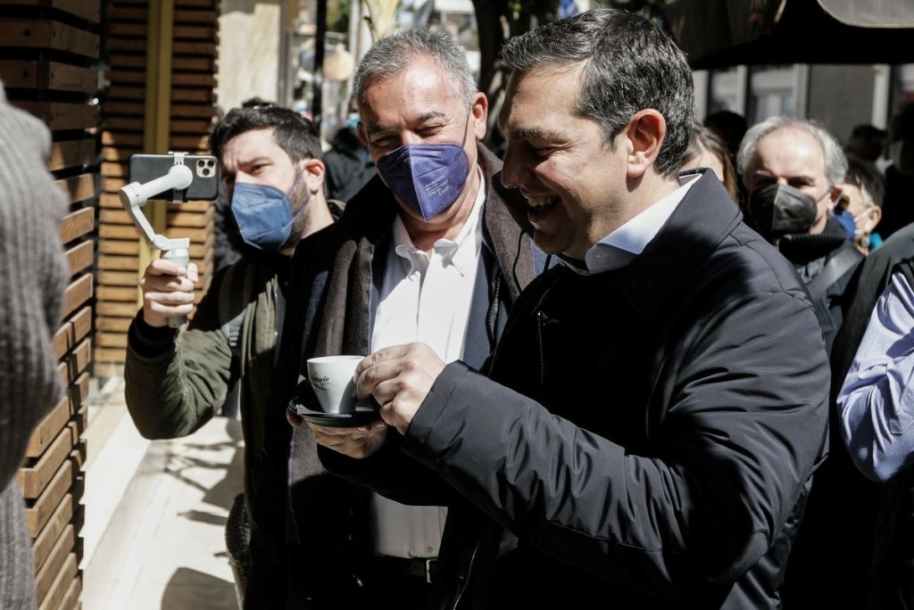 Ο Αλέξης Τσίπρας απασφάλισε από την αγορά του Αιγάλεω – “Οι πολίτες εδώ και 7 μήνες πληρώνουν 1,5 δισ. την ακρίβεια Μητσοτάκη”