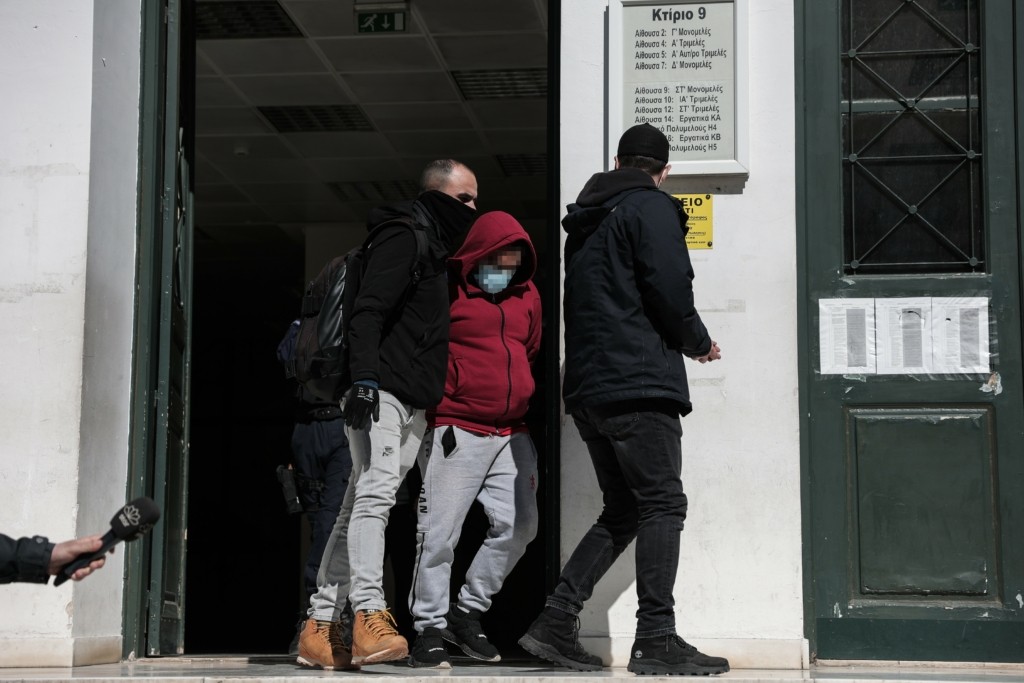 Σοκάρει η 18χρονη baby sitter για τον βιασμό της – Με δυσκολία περιγράφει τις ανατριχιαστικές στιγμές που έζησε (vid)
