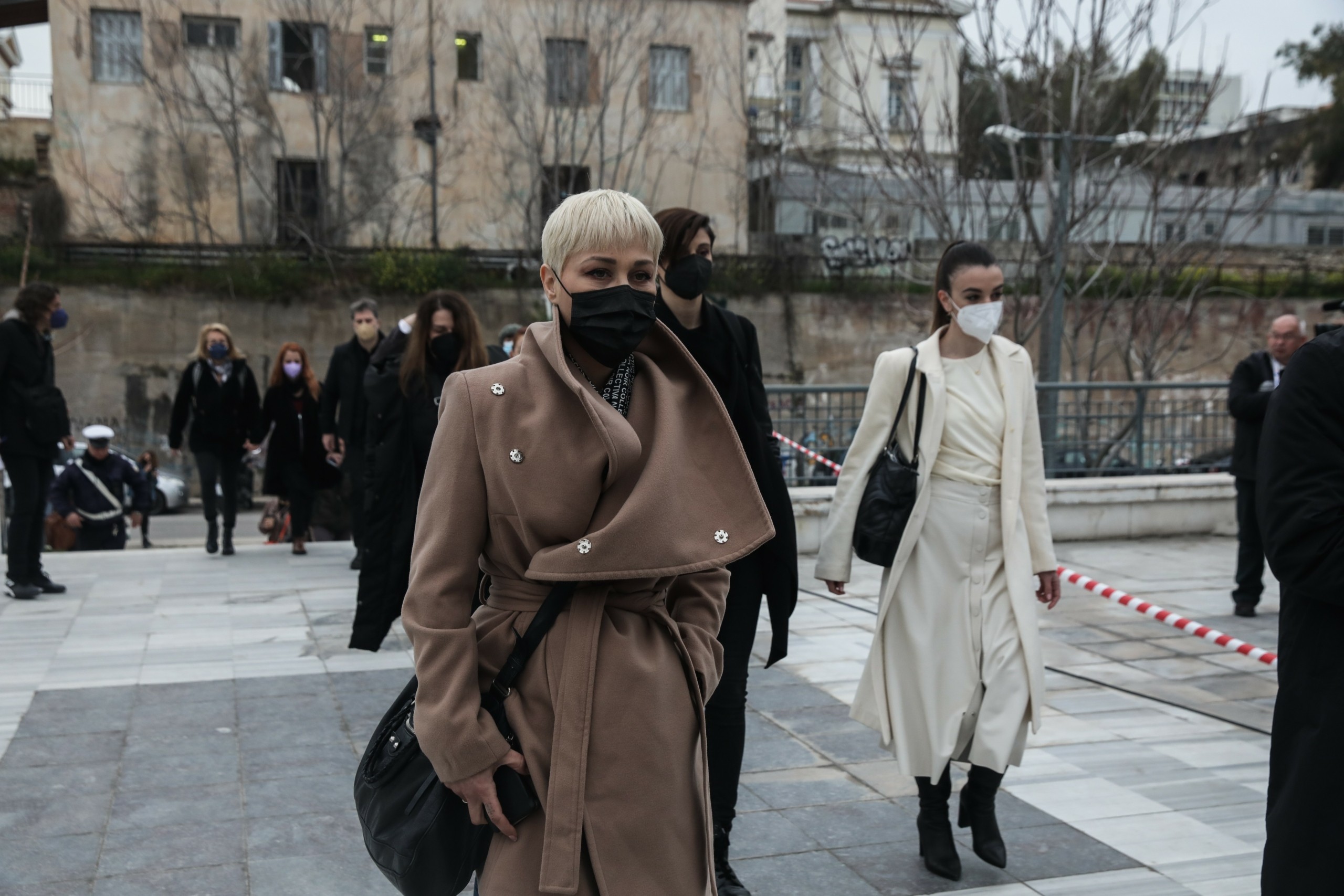 “Έσπασε” η Πηνελόπη Αναστασοπούλου στη δίκη Φιλιππίδη – Βγήκε από την αίθουσα ο πατέρας της