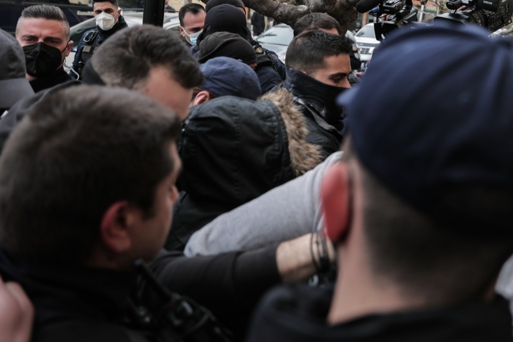 Στην ανακρίτρια η Ρούλα Πισπιρίγκου, συνοδεία πάνοπλων αστυνομικών – Με αλεξίσφαιρο και κουκούλα (vids)