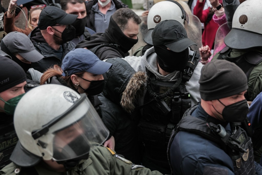 Η Ρούλα Πισπιρίγκου πήρε προθεσμία να απολογηθεί – “Θα σε πνίξουν στη φυλακή κ@@@λα, της φώναζαν” (vids)