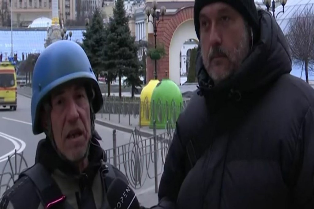 Στιγμές τρόμου για Έλληνα εικονολήπτη στο Κίεβο – Ουκρανός πολιτοφύλακας σήκωσε το όπλο του και τον “ξάπλωσε” στο έδαφος (vid)