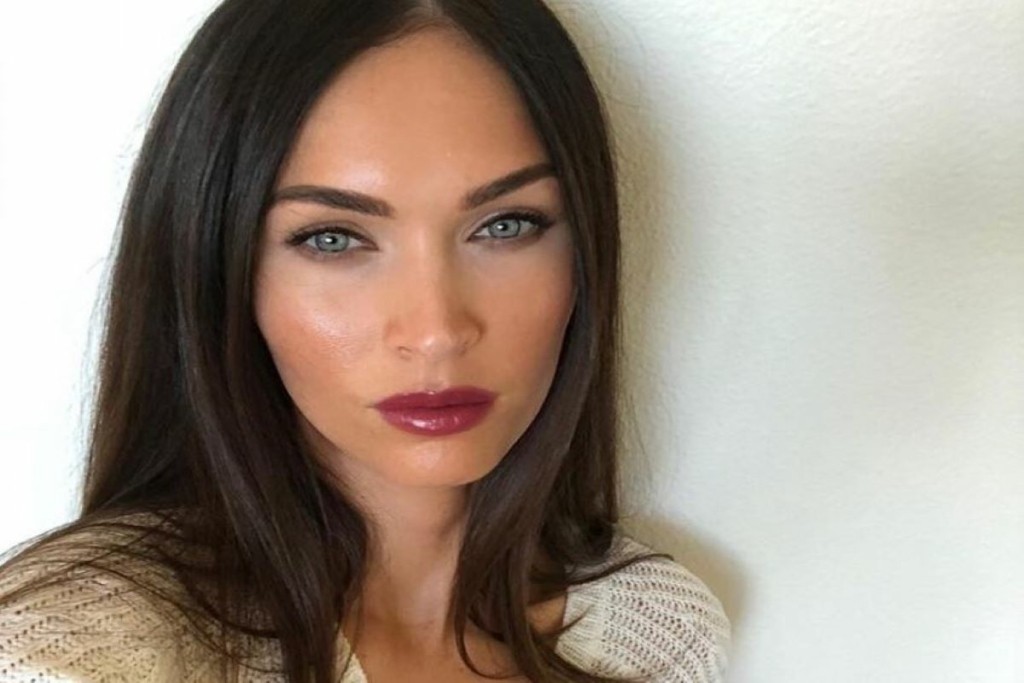 O super sexy τρόπος που επιλέγει η Megan Fox να φορέσει το printed κοστούμι της