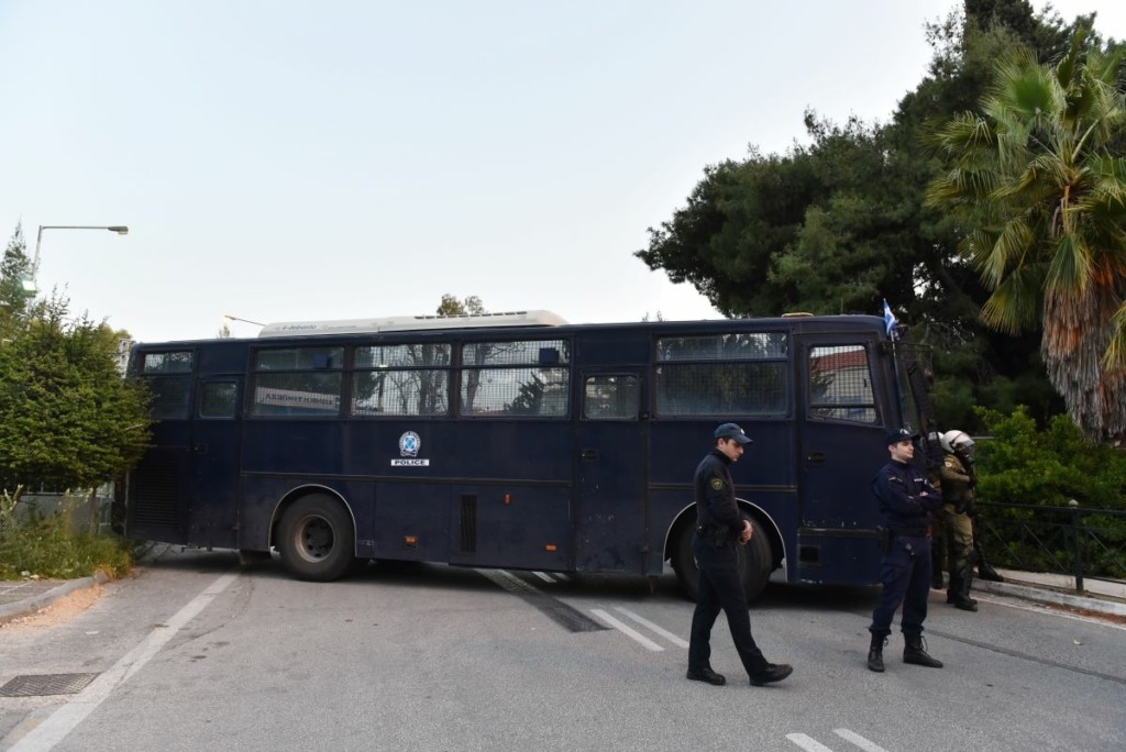 Ο Βασίλης Δημάκης εξηγεί γιατί παραβίασε το ηλεκτρονικό βραχιολάκι