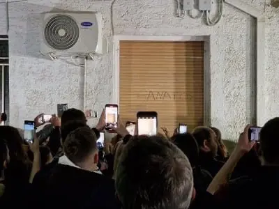 Κλείδωσαν και έφυγαν οι συγγενείς της Ρούλας Πισπιρίγκου από το σπίτι – Το εξαγριωμένο πλήθος ήταν απ΄έξω μέχρι τα ξημερώματα