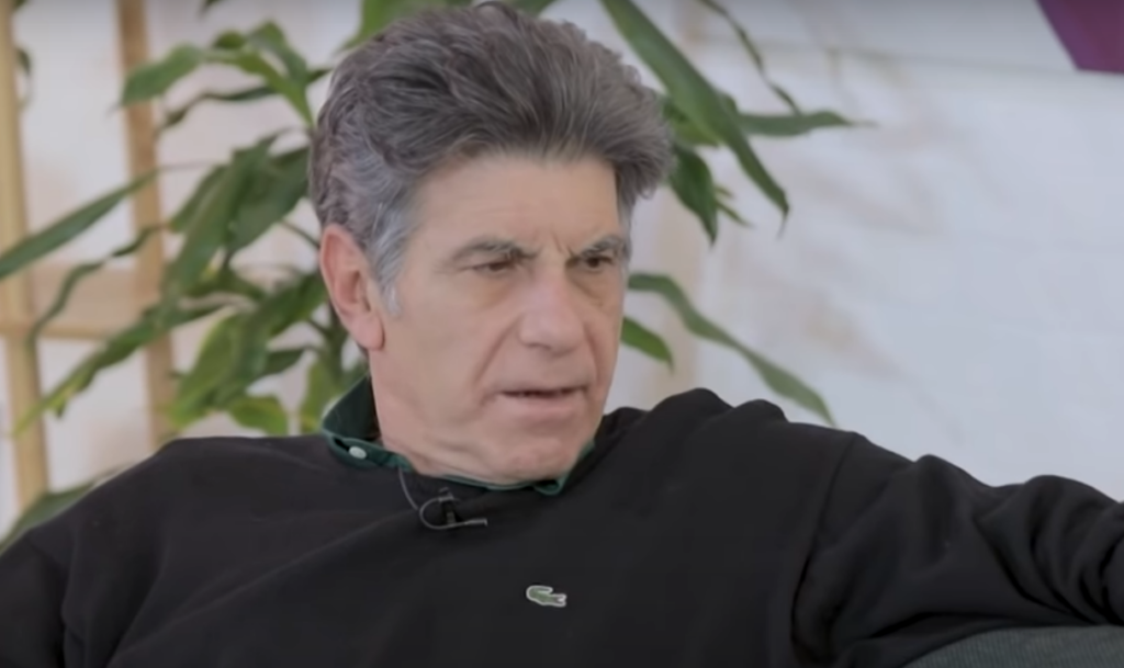 Ο Γιάννης Μπέζος μίλησε ανοιχτά για την απώλεια των γονιών του και για τους θεατές του (vid)