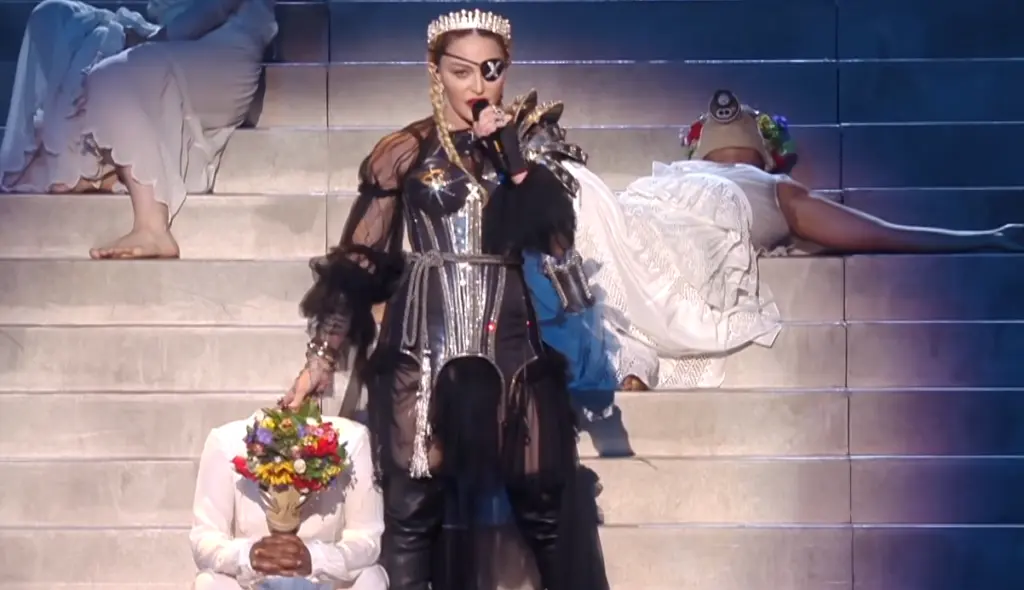 Η Madonna αγνώριστη σε έξοδό της – Τα σχόλια που δέχτηκε για το σώμα της και η απάντησή της (pics&vid)