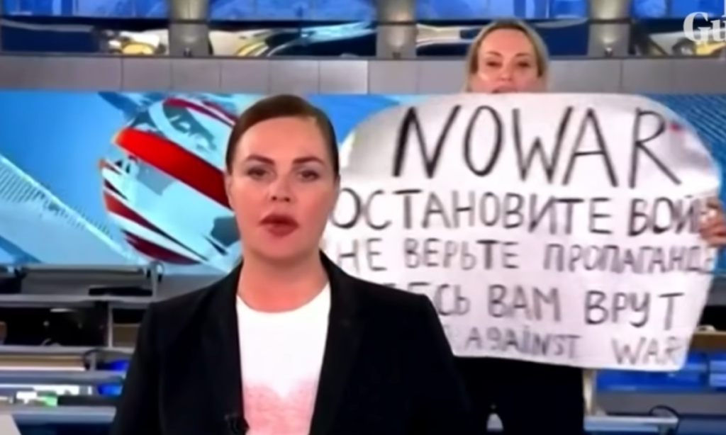 Ποιά είναι η ακτιβίστρια που “μπούκαρε” σε στούντιο τηλεόρασης στη Ρωσία; (vid)