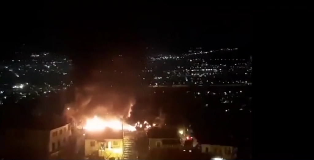 Περιπολικά στον Βόλο έγιναν παρανάλωμα του πυρός (vid)