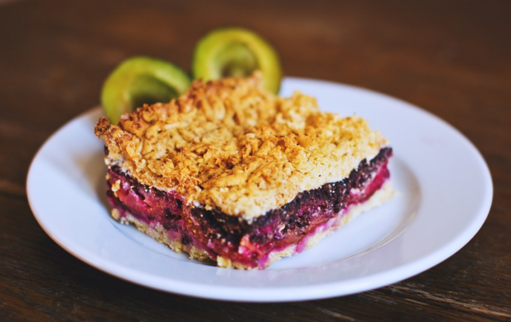 Αφράτο κέικ με μαρμελάδα και crumble