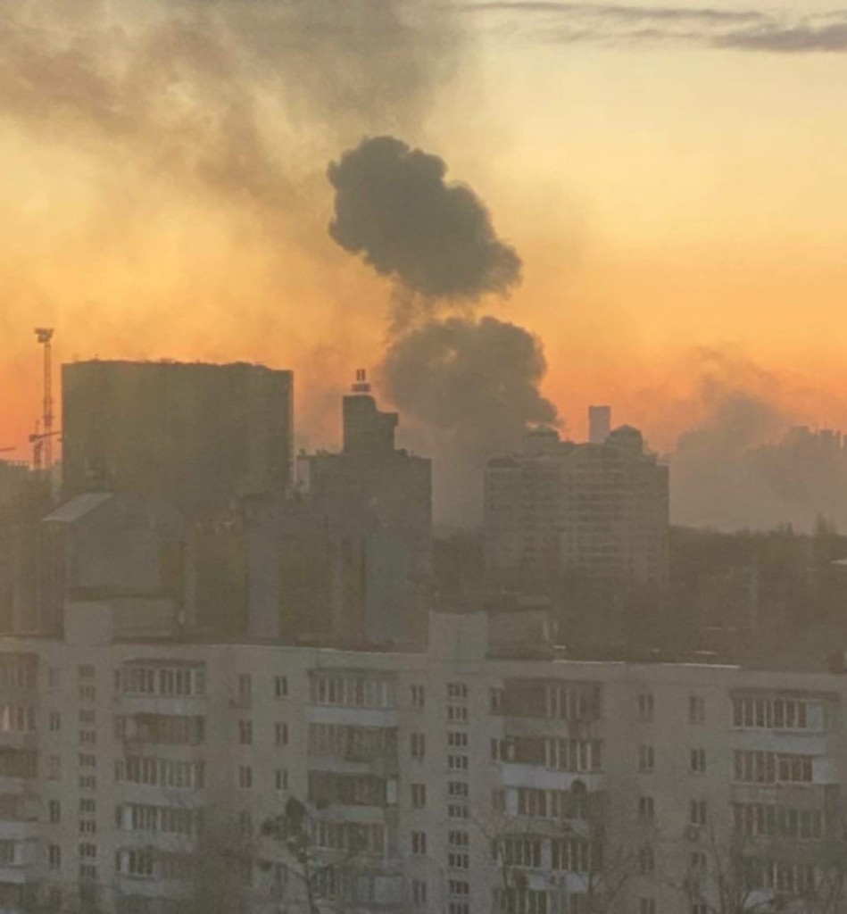 Νέο χτύπημα σε πολυκατοικία στο Κίεβο, 2 τραυματίες – Εκρήξεις στη Ζαπορίζια – Υπό πολιορκία η Οδησσός (vids)