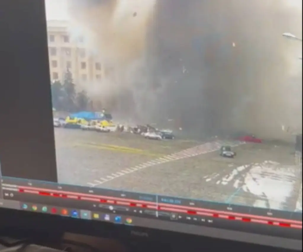 Βομβαρδίζεται το Χάρκοβο, ρωσική οβίδα σε κυβερνητικό κτίριο – Στη Χερσώνα οι Ρώσοι, μια “ανάσα” από το Κίεβο (vids)