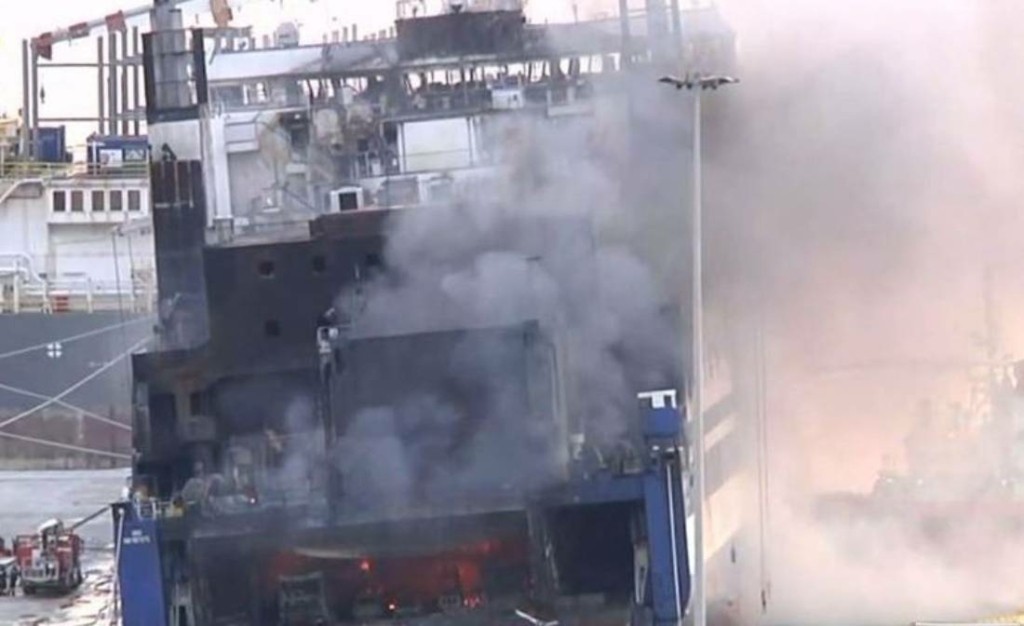 Προσπαθούν να ρίξουν το θερμικό φορτίο του Euroferry Olympia – Ψάχνουν τους 3 αγνοούμενους